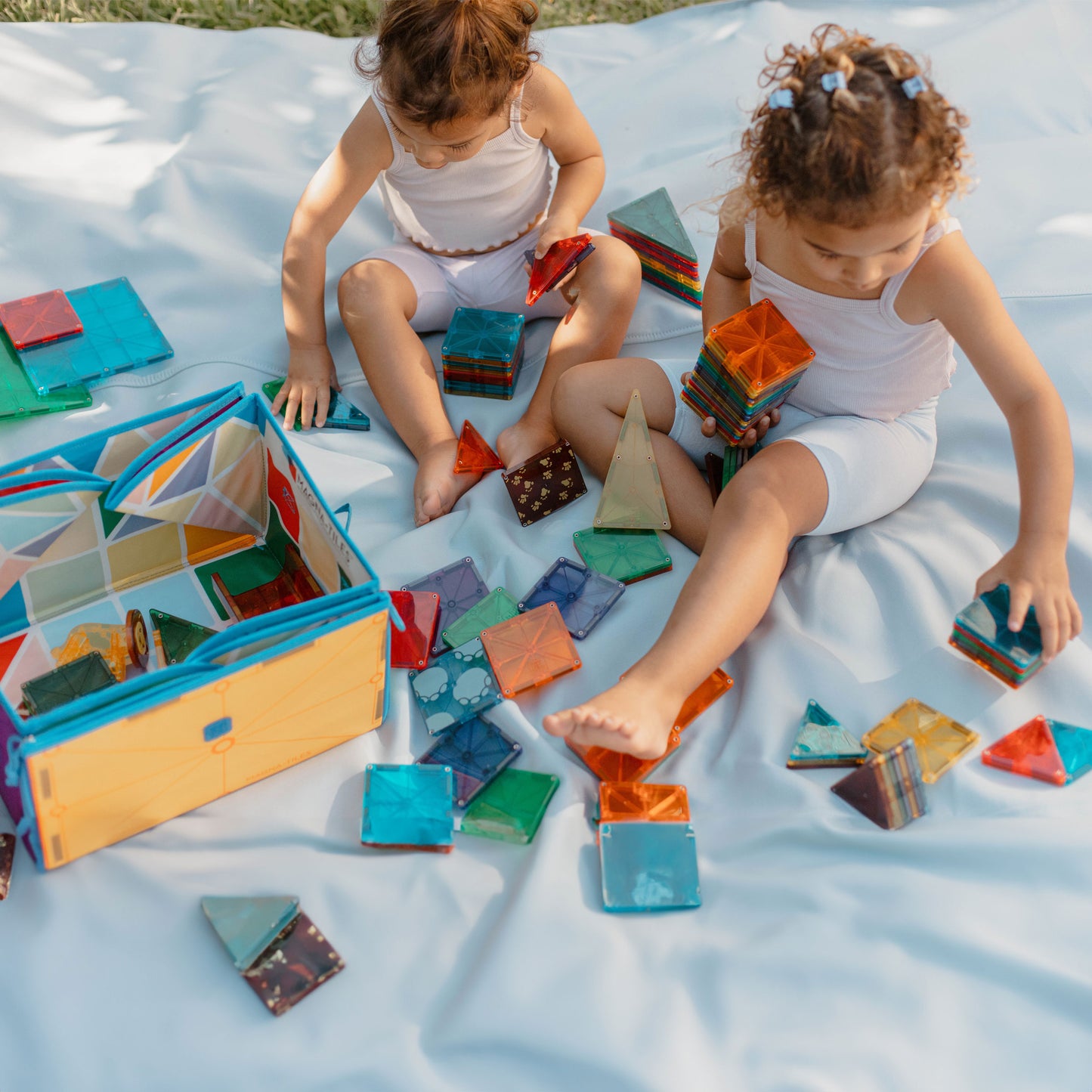 Magna-Tiles – Storage Bin & Interactive Play Mat